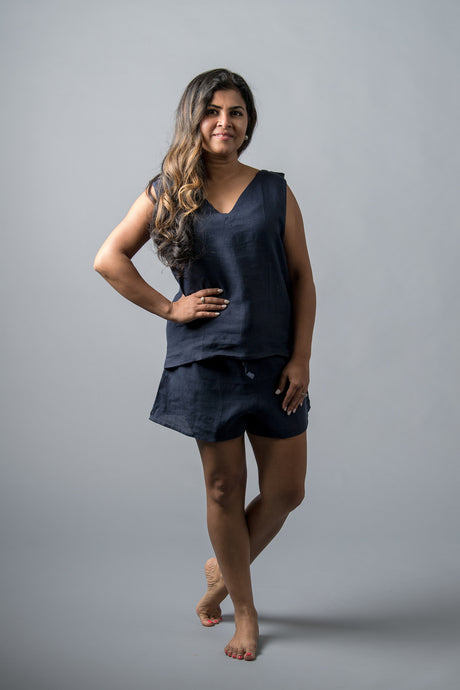 Swahlee creates a handmade capsule wardrobe of clothing essentials made in India using sustainable production and natural fabrics.