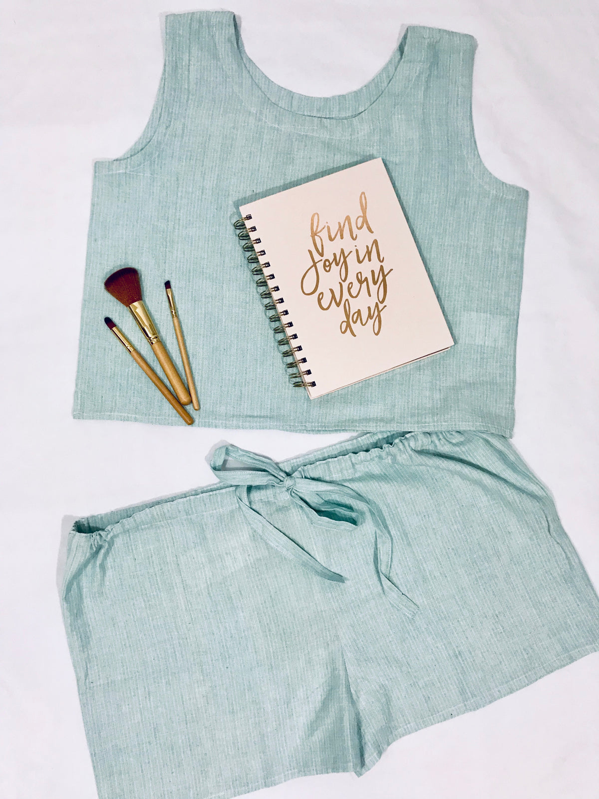 Swahlee creates a handmade capsule wardrobe of clothing essentials made in India using sustainable production and natural fabrics.